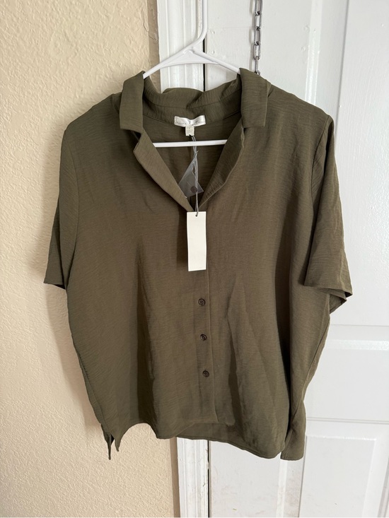 nine britton Tops - nine britton Olive Short-Sleeve Button Blouse